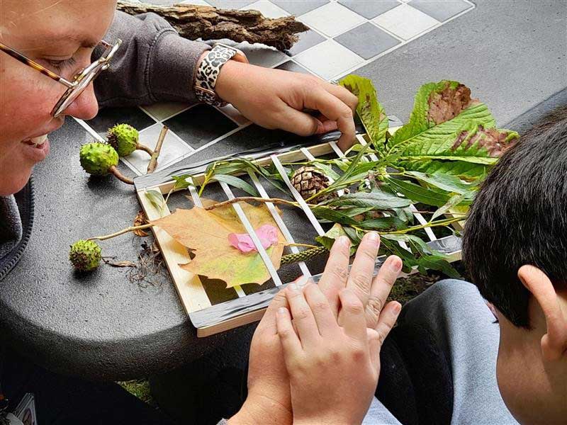 Exploring natural objects using the hand under hand technique